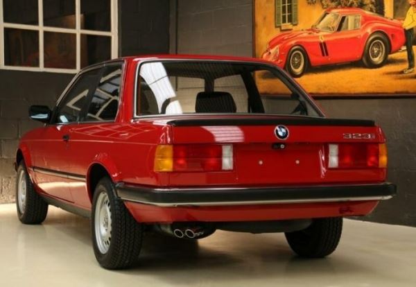 <br />
			BMW 3 E30 1985 года продают по цене новой тройки БМВ (4 фото)