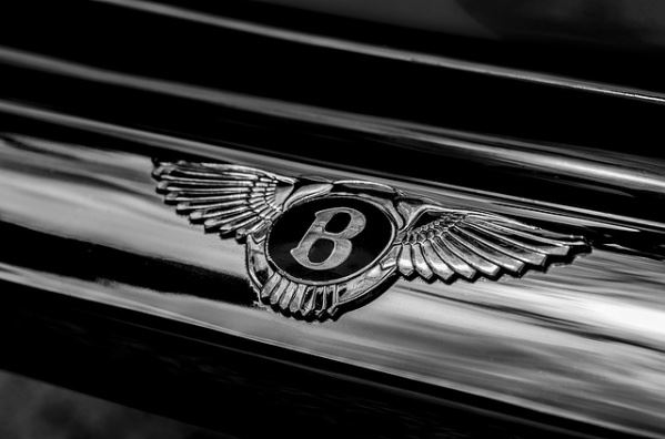 <br />
Bentley выпустила коллекцию мебели с отделкой жидким золотом<br />
